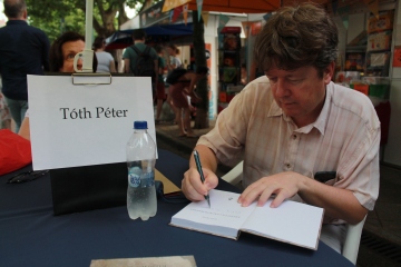 Tóth Péter dedikál