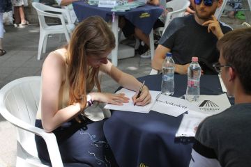 Werner Nikolett dedikál az Ünnepi Könyvhéten (Budapest, 2019)