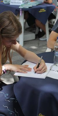 Werner Nikolett dedikál az Ünnepi Könyvhéten (Budapest, 2019)